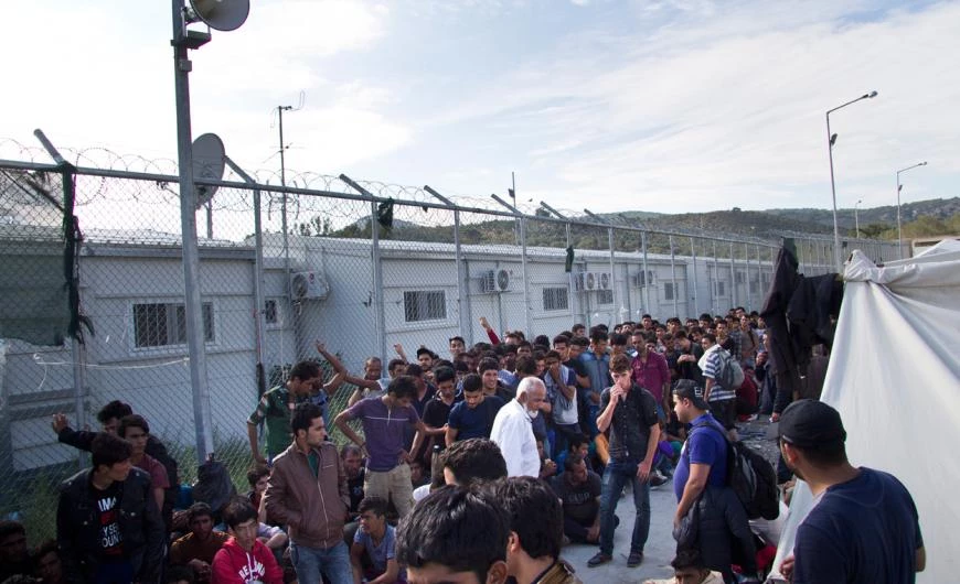 Έκθεση-κόλαφος της Oxfam για τη Μόρια: Οι γυναίκες φοράνε πάνες τη νύχτα για να μη τις βιάσουν